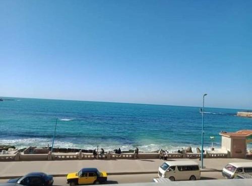 شقه في الاسكندريه ميامي البحر مباشرة