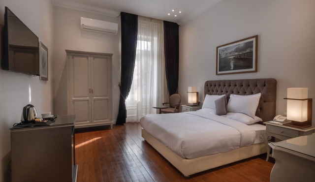 1920s Boutique Hotel and Restaurants