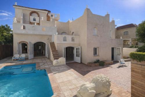 Beach Family Villa - Private Pool - Sea view - Up to 14 guests- only 40 Meters to the Beach!
