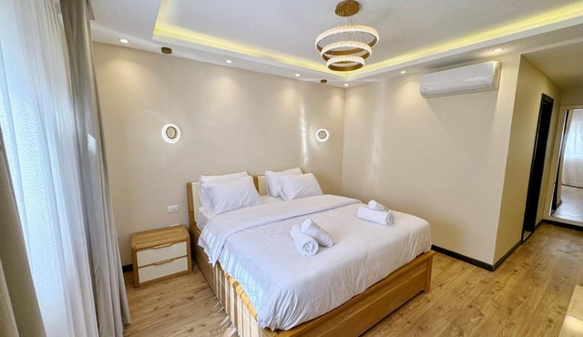 Calm & Classy 2BR - 5 min to Airport in Cairo