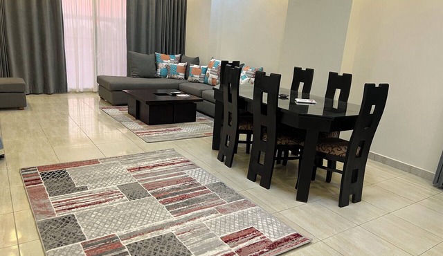 Elite House: Elegant 3BR Terrace Suite Steps from Mall of Arabia. in Giza Governorate