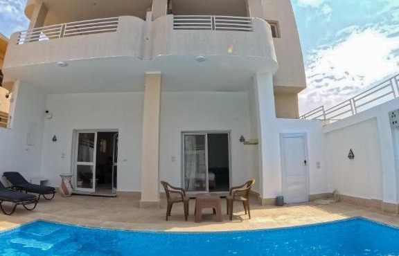 Habu sunset villa in Al Aqālitah