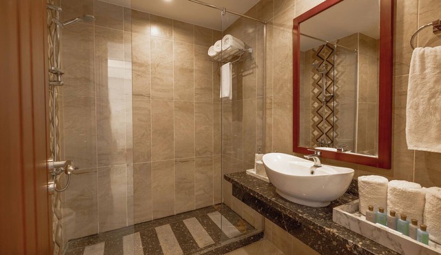 Oyster Bay Beach Suites - Beachfront Family Suite in Abu Dabbab