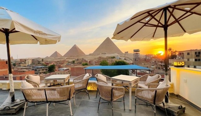Pyramid-view retreat walk there in minutes in Cairo Governorate