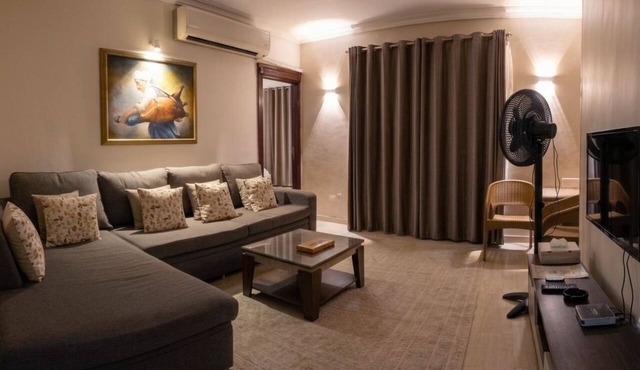 Skip the Traffic! 3-Min Walk to Pyramids Gate & 10-Min Dr to GEM – 2BR Sleeps 5 in Giza Governorate