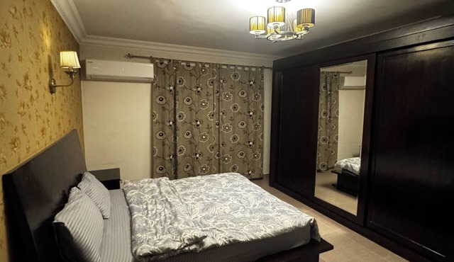 Spacious 3-bedroom apartment in charming Cairo with AC