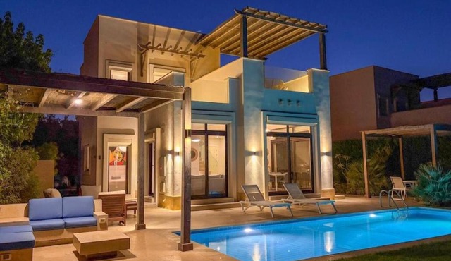 Stylish 4BR LUX Pool Villa Near Marina, Nanny Room in Hurghada