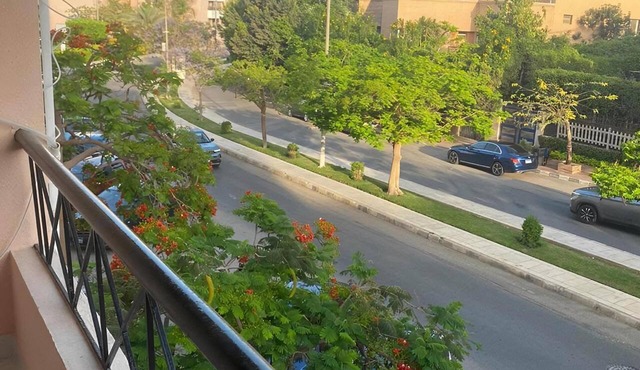 Stylish & Cozy ~ 5* Location ~ King Beds ~ Balcony in Cairo