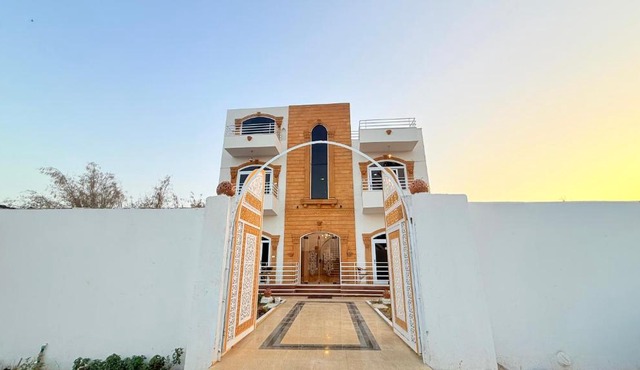 westrn palace in Al Aqālitah