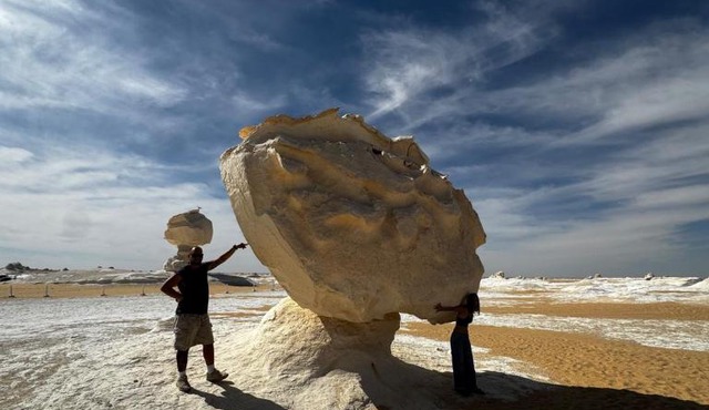 White desert safari tour in Bawiti