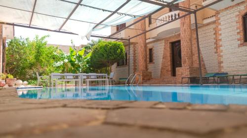 Yellow Family Villa - Private Pool - AC- 5 Min Walk to Beach -