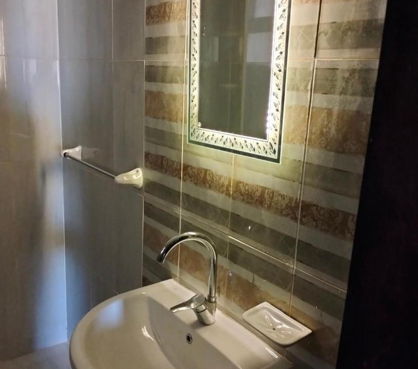 New Cairo Hostel | Room 2 in a three-room apartment in the Fifth Settlement compound, with air conditioning