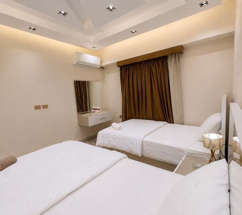 Al Duqqi House | Serene Twin Room Steps to Gameat Al-Dowal