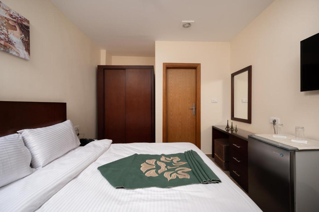 Qena Hotel | Elyasmene