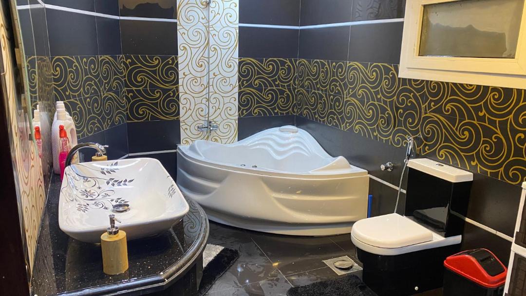 Photo of Bathroom in Pyramids Gardens