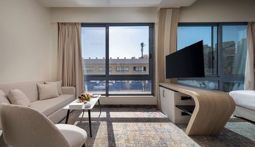 Premium Room, 1 King Bed, Pool View