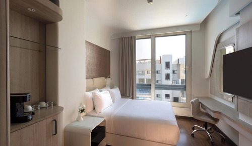 Standard Room, 1 King Bed, Accessible, Pool View