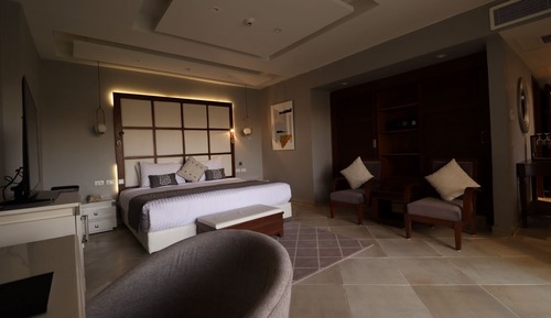 Junior Swim Up Suite (Posh Club)