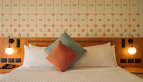 Executive Room, 1 King Bed, Partial Sea View, Beachside