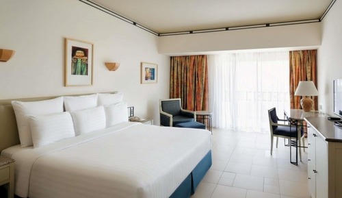 Standard Room, 1 King Bed, Garden View, Mountainside