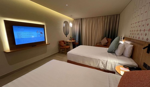 Classic Room, 2 Twin Beds, Pool View