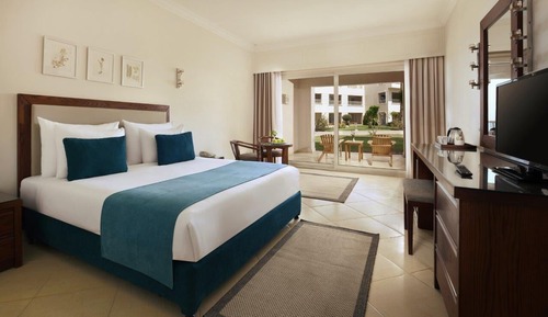 Family Room, 1 Queen Bed, Garden View (Deluxe)