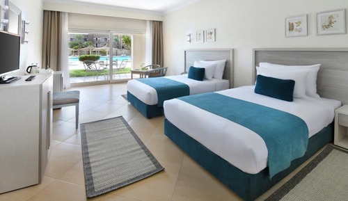 Superior Room, Pool View (King or Twin Bed)