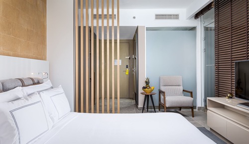 Deluxe Room, 1 Queen Bed, Pool View