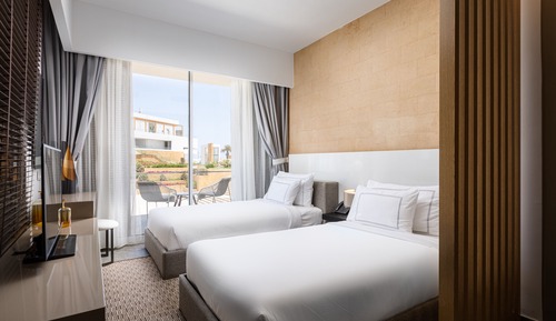 Deluxe Room, 2 Twin Beds, Pool View