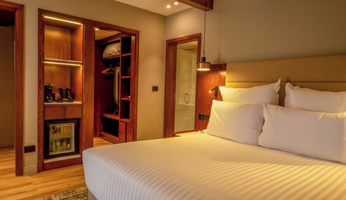 Signature Prestige Garden Room