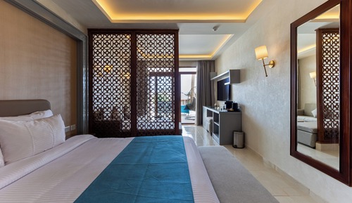 Superior Junior Suite Swim-Up Sea View