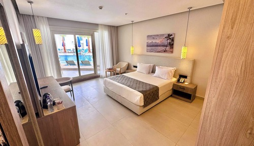 Lagoon Swim-Up Room