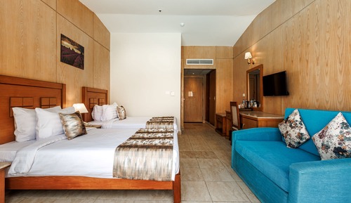 Swim-Up Room