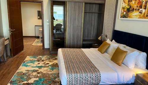 Junior Suite, 1 King Bed, Pool View