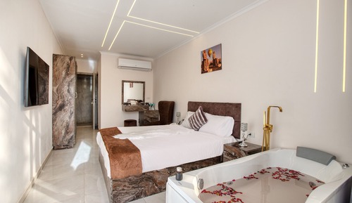 Royal Suite with Pyramids View