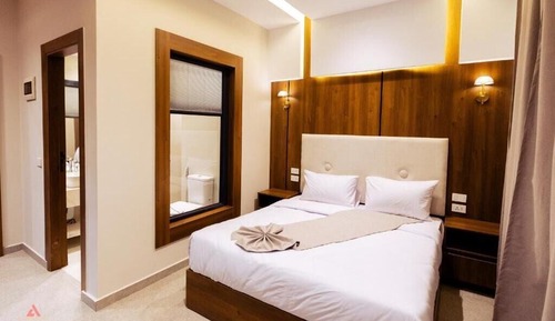 Panoramic Single Room With Pyramids View