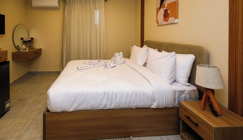 Classic Room, 1 Queen Bed, Housekeeping, City View