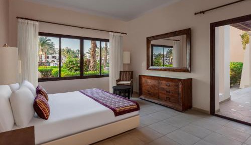 Three-Bedroom Suite, Queen and Twin Bed– Garden view 