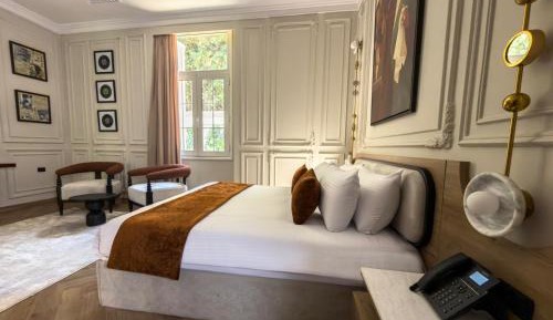 Deluxe Queen Room