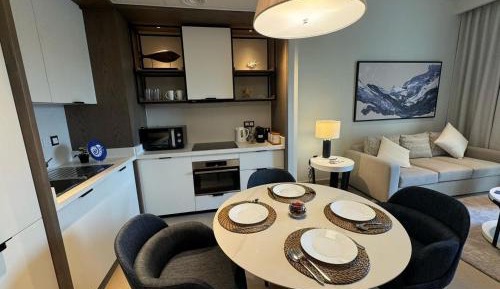 One-Bedroom Apartment with Lake View