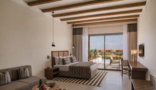 Executive Suite, Queen Bed, Sea View Swim Up