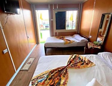 Caravan Swimming Pool & Pyramid View