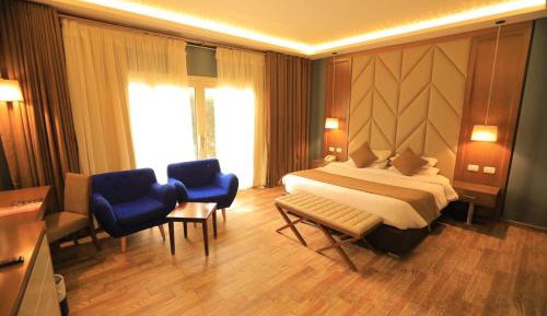Junior Suite with Pool View