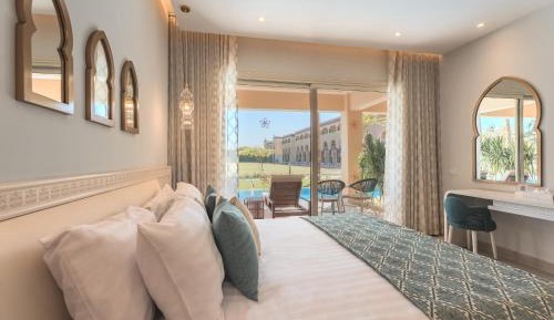 Deluxe Swim Up Room