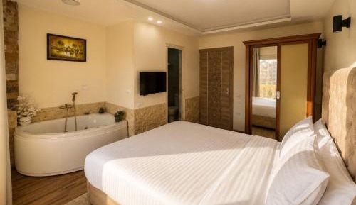 King Suite with Spa Bath