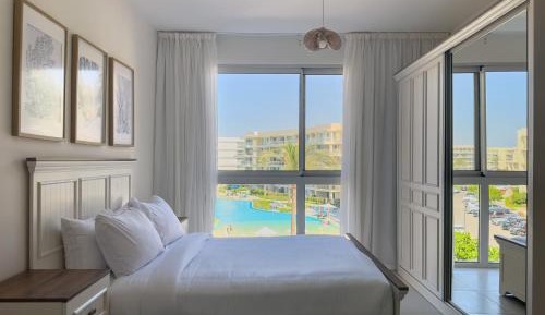 Apartment with Lake View