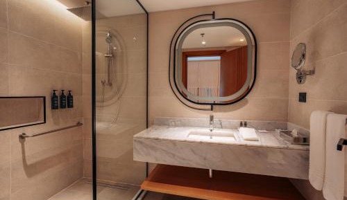 Classic Guest Room, Guest room, 1 King, Limited view