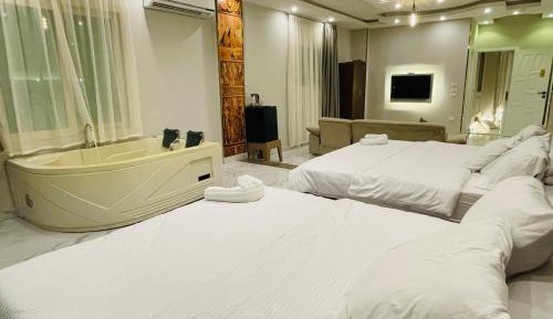Deluxe Suite with Spa Bath