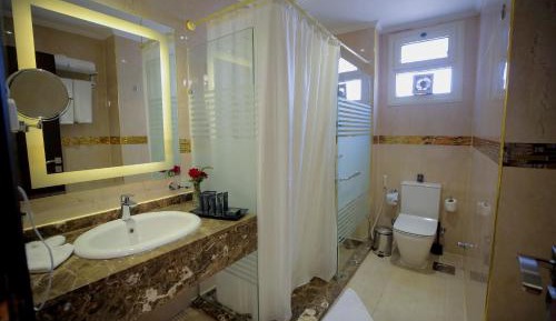 Deluxe Double Room (2 Adults + 1 Child)