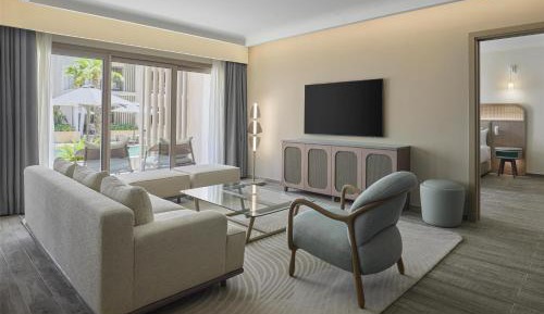 Deluxe One-Bedroom King Suite